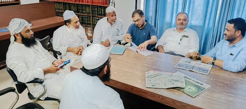 umaharashtra.com On the instructions of Maulana Arshad Madani, the Jamiat Ulema-e-Hind legal team met the families of the arrested.